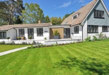 What Should You Keep an Eye Out for When Looking at Roofing Contractor Reviews?